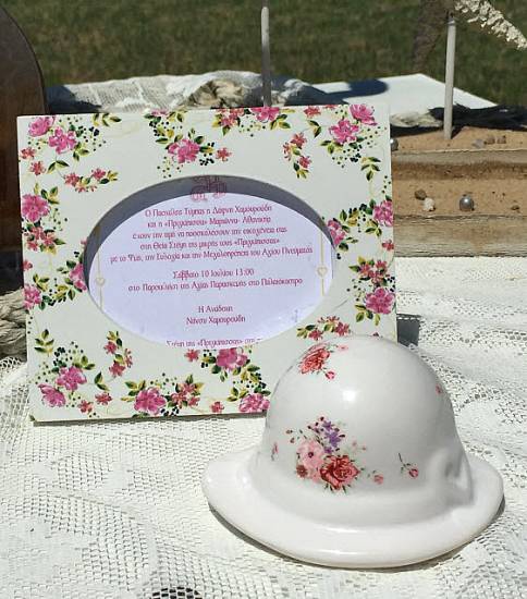 Μπομπονιέρες βάπτισης Πολυτελείας Floral Πορσελάνη ''Καπελακι λουλουδάκια'' - Κορνιζα για Προσκλητηριο