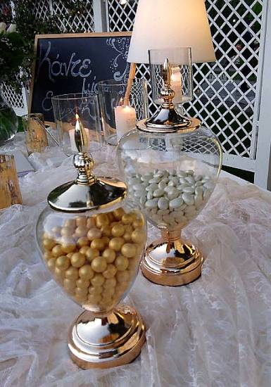 Διακόσμηση γάμου βάζο γυάλινο με μεταλλικό χρυσό καπάκι και μεταλλική χρυσή βάση
