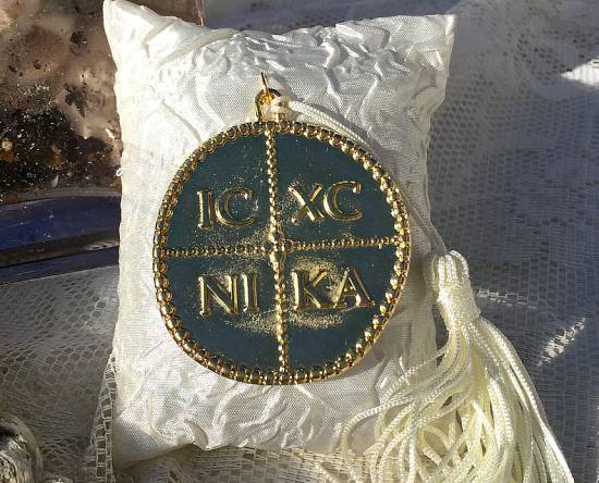 ''Κωνσταντινάτο/ICXCNIKA'' Μπομπονιέρες βάπτισης 2025 Πολυτελείας μαξιλαράκι Γούρι